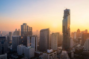 Bangkok, Tayland iş bölgesinde, yüksek doğmak modern binanın havadan görünümü