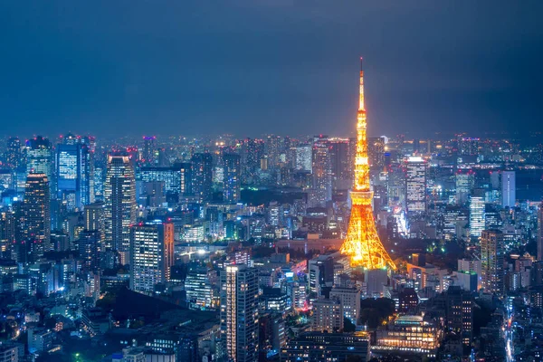 Luftaufnahme über Tokyoturm und Tokyo-Stadtbild von den Ropongi-Hügeln bei Nacht in Japan — Stockfoto