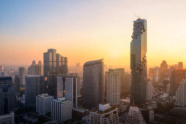Bangkok, Tayland iş bölgesinde, yüksek doğmak modern binanın havadan görünümü — Stok fotoğraf