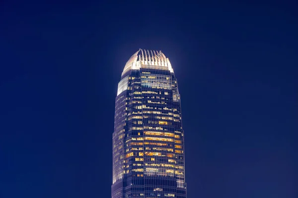 Close-up van Hong Kong landmark kantoorgebouw nachts in Hong Kong — Stockfoto