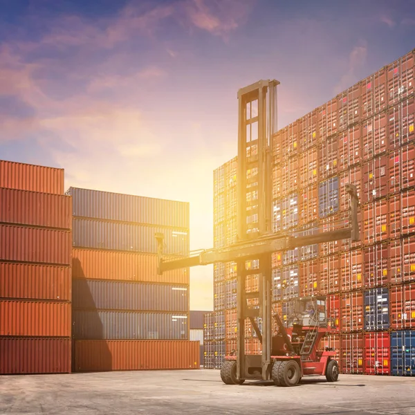Kontenery w stoczni wysyłki dla importu, eksportu przemysłowego przeciw błękitne niebo środowiska — Zdjęcie stockowe