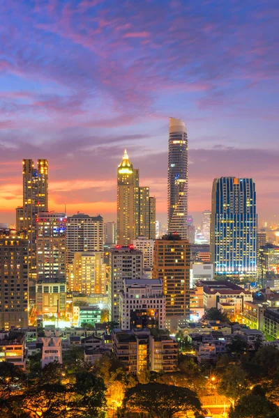 Vista aérea del edificio moderno de gran altura en la zona de negocios en Bangkok, Tailandia — Foto de Stock