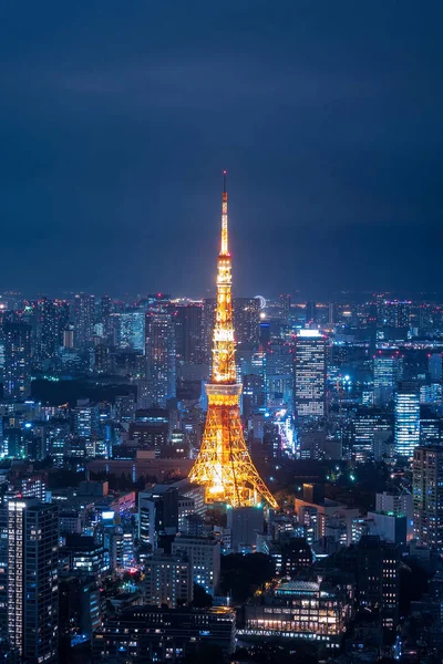 Vista aérea sobre a torre de Tóquio e a paisagem urbana de Tóquio de Roppongi Hills à noite no Japão — Fotografia de Stock