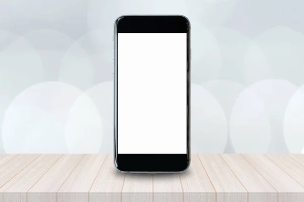 Smartphone dengan layar putih kosong dan ruang fotokopi pada tabel kayu . — Stok Foto