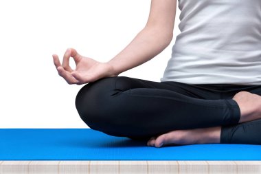 Genç kadın tutmak sakin ve süre pratik yoga meditasyon