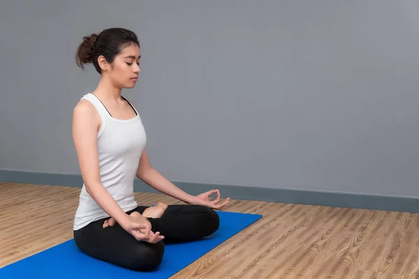 若い女性を維持を落ち着かせ、瞑想ヨガを練習しながら — ストック写真
