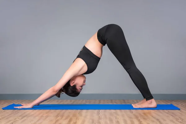 Pratik Yoga poz yoga sağlıklı spor salonunda genç Asyalı kadın — Stok fotoğraf