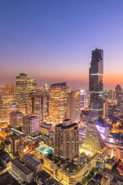 Vista aérea sobre Bangkok edifício de negócios de escritório moderno na zona de negócios em Bangkok, Tailândia — Fotografia de Stock