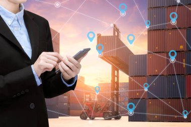 Akıllı iş kadını bağlantısı kullanmak, akıllı telefon ve internet şeyler teknolojinin küresel iş için