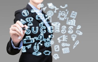 Genç akıllı iş kadın başarı iş fikir kavramı mevcut simgesi simgesi öğesi tarafından yazıyor.