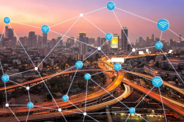 Smart teknolojisi İnternet şey küresel iş bağlantısı için gösterilen Wi-Fi bağlantısı ile akıllı şehir.