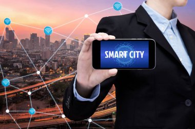 Genç akıllı iş kadını küresel iş bağlantısı için akıllı şehir şeyde İnternet smart teknolojisi kullanıyor.