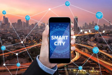 Genç akıllı iş kadını küresel iş bağlantısı için akıllı şehir şeyde İnternet smart teknolojisi kullanıyor.