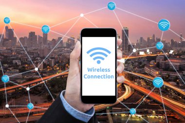 Genç akıllı iş kadını küresel iş bağlantısı için akıllı şehir şeyde İnternet smart teknolojisi kullanıyor.