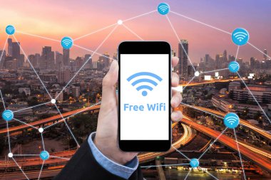 Genç akıllı iş kadını küresel iş bağlantısı için akıllı şehir şeyde İnternet smart teknolojisi kullanıyor. 