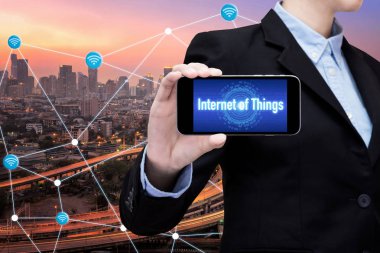 Genç akıllı iş kadını küresel iş bağlantısı için akıllı şehir şeyde İnternet smart teknolojisi kullanıyor.