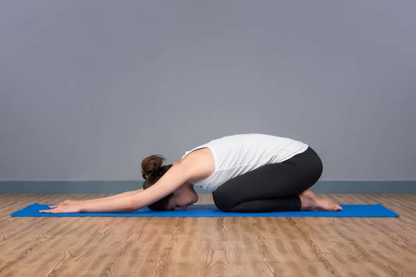 Mujer asiática joven que practica yoga posan en yoga gimnasio deportivo saludable, yoga y meditación tienen buenos beneficios para la salud. Concepto fotográfico para Yoga Deporte y estilo de vida saludable . —  Fotos de Stock