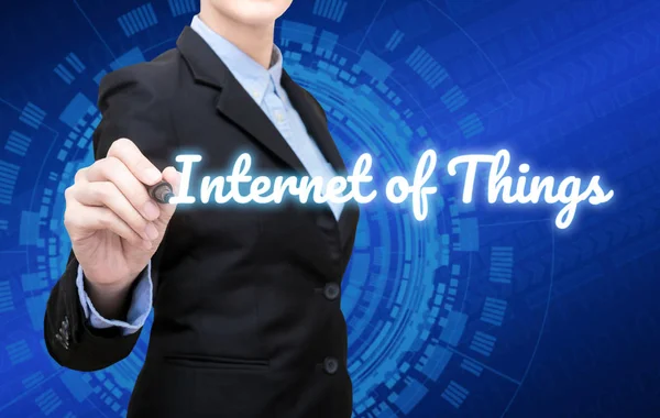 Junge intelligente Geschäftsfrau schreibt Internet der Dinge mit intelligentem Technologiehintergrund — Stockfoto