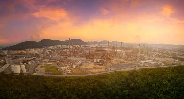 Ariel panoramautsikt av olja och gas raffinaderi växten av petroleum eller petrokemiska industriproduktion med sunrise sky miljö — Stockfoto