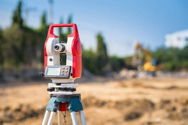 Surveyor zařízení tacheometer nebo teodolit venku na staveništi pro kontrolu oblasti stavební inženýr — Stock fotografie