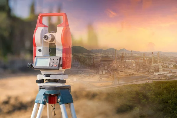 Equipo topógrafo de doble exposición teodolito al aire libre con vista panorámica de la planta de refinería de petróleo y gas de petróleo o industria petroquímica concepto de trabajo de ingeniería de construcción de producción — Foto de Stock