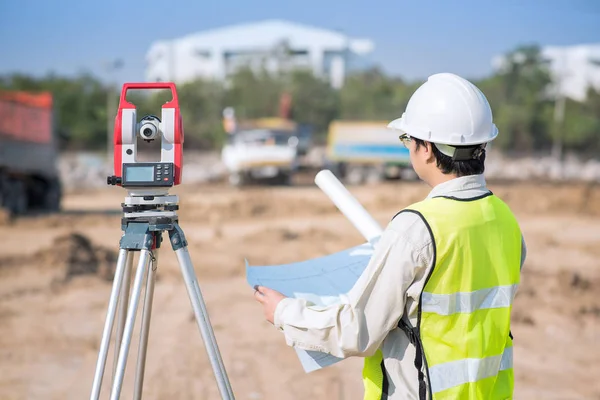 Engenheiro de construção verificando desenho de construção na área do local para novo projeto de construção de infraestrutura — Fotografia de Stock