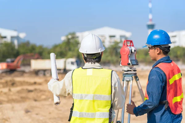 Ingenjör och foreman byggnadsarbetare som kontrollera byggarbetsplats för ny infrastruktur byggprojekt — Stockfoto