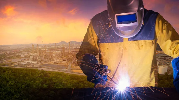 二次曝光焊接工人焊接钢结构与石油和天然气炼油厂的石油或石化行业生产的背景. — 图库照片