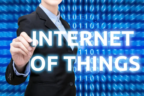 Smart Business Frau schreibt Internet der Dinge Technologie-Konzept — Stockfoto