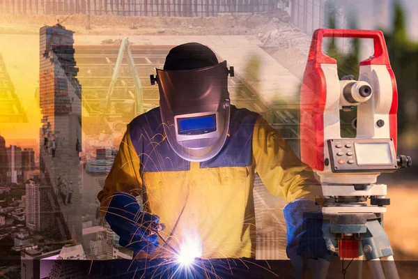 Dvojexpozicí svařování pracovník svařování ocelové konstrukce s stavební inženýr na staveništi pro stavební inženýrské práce koncept — Stock fotografie