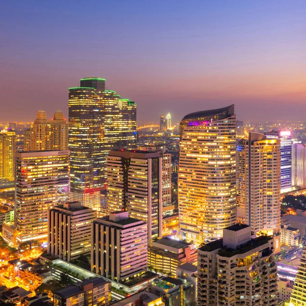 Vista de la ciudad de Bangkok moderno edificio de negocios de oficinas — Foto de Stock