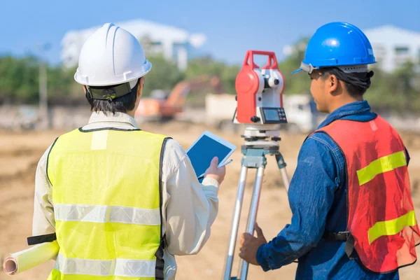 Stavební inženýr hodling stavební výkres a inteligentní tablet s foreman — Stock fotografie