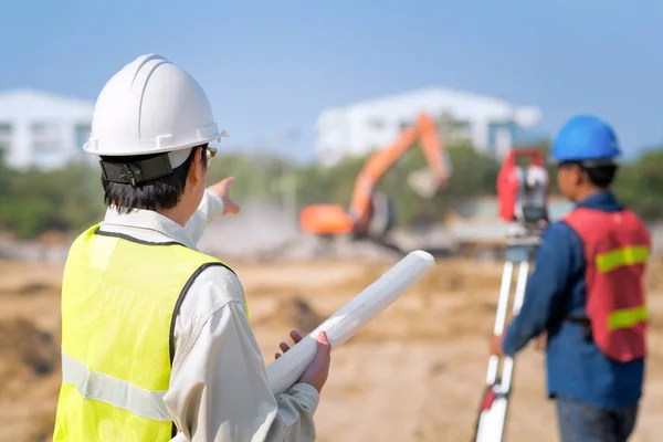 Ingeniero de construcción hodling dibujo de la construcción con capataz — Foto de Stock