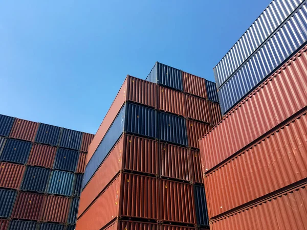 Patrón de pila colorido de contenedores de transporte de carga en el astillero — Foto de Stock