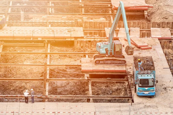 Ingeniero de construcción verificando obra con capataz para nuevo proyecto de construcción de infraestructura —  Fotos de Stock