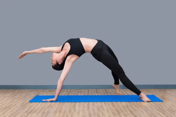 Joven asiática mujer disfruta practicando yoga pose —  Fotos de Stock