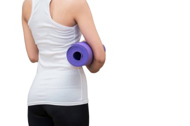 Onun yoga mat beyaz arka plan üzerinde izole tutan genç Asyalı kadın