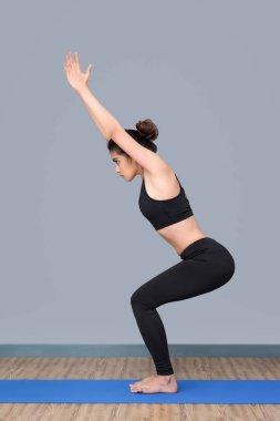 Genç Asyalı kadın zevk pratik yoga pose