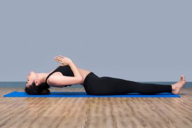 Genç Asyalı kadın zevk pratik yoga pose