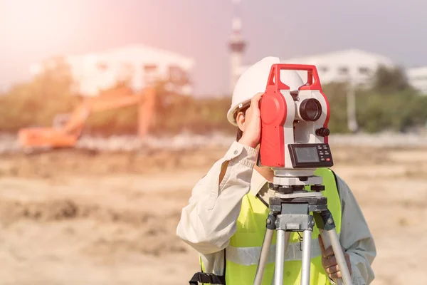 Engenheiro de construção verificando canteiro de obras para novo projeto de construção de infraestrutura. conceito de foto para trabalhos de engenharia . — Fotografia de Stock