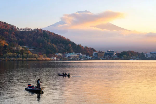 Paisaje natural del monte Fuji en el lago Kawaguchiko durante la puesta del sol — Foto de Stock