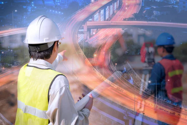 Διπλή έκθεση πολιτικός μηχανικός κρατώντας κατασκευές σχέδιο με εργοδηγός εργαζόμενος έλεγχος εργοτάξιο για νέα οδό ταχείας κυκλοφορίας — Φωτογραφία Αρχείου