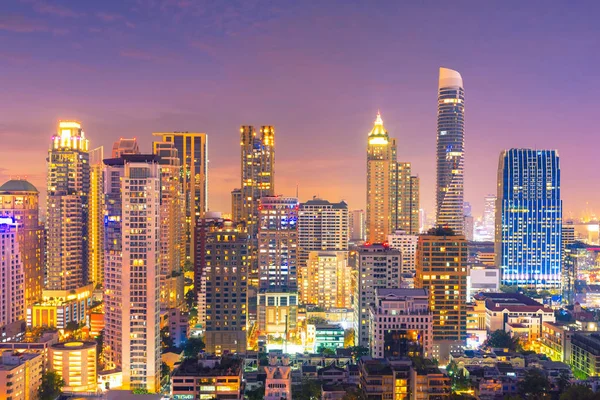 Vista de la ciudad de Bangkok moderno edificio de negocios de oficinas — Foto de Stock