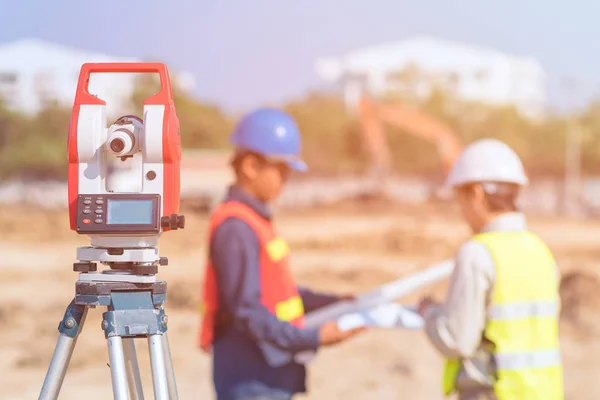 Bauingenieur und Vorarbeiter prüfen Fertigungszeichnung auf Baustelle — Stockfoto