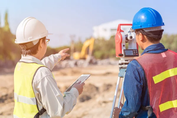 Byggnadsingenjör med smart tablett och foreman arbetstagare kontrollera byggarbetsplats — Stockfoto