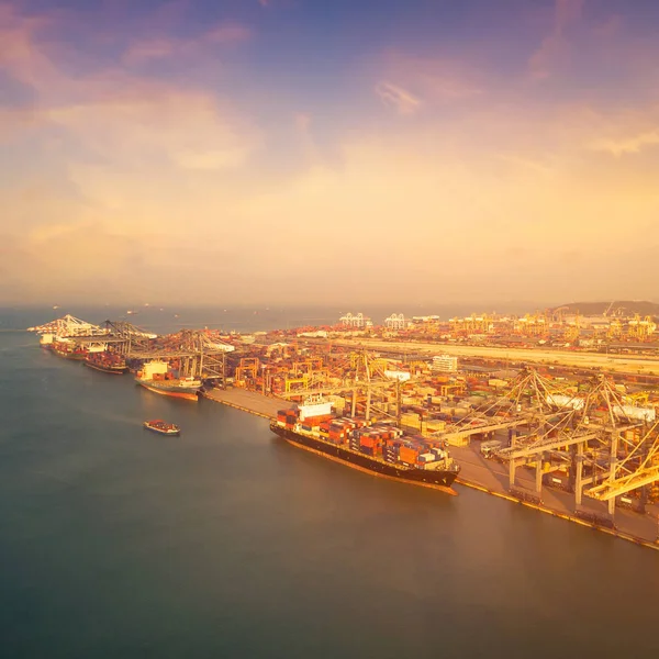 Grote container verschepen boot bij shipping werf belangrijkste vervoer van lading container verschepen. — Stockfoto