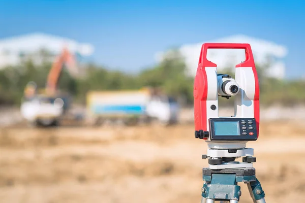 Surveyor utrustning på byggarbetsplats för civila och konstruktion — Stockfoto
