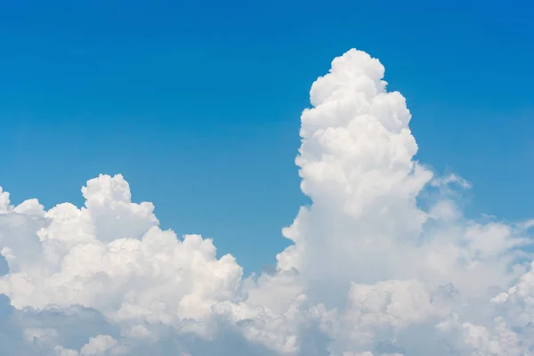 Alam putih awan di latar langit biru di siang hari — Stok Foto