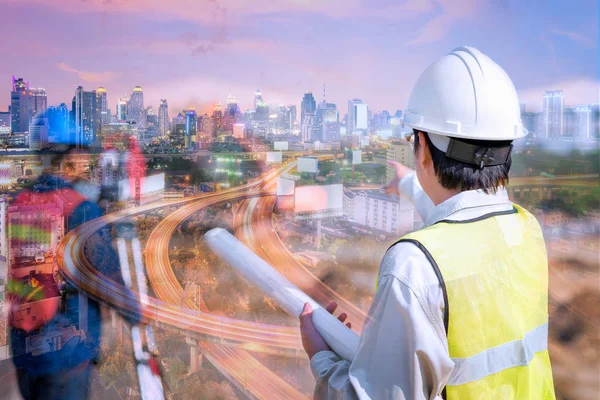 Engenheiro de construção de dupla exposição segurando desenho de construção — Fotografia de Stock