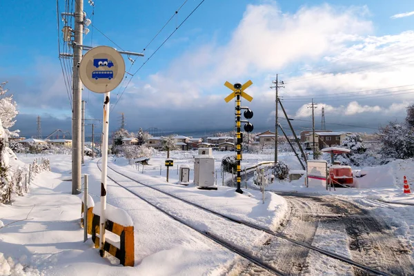 Železniční trať pro vlak s pádem bílého sněhu v zimní sezóně, Japonsko — Stock fotografie